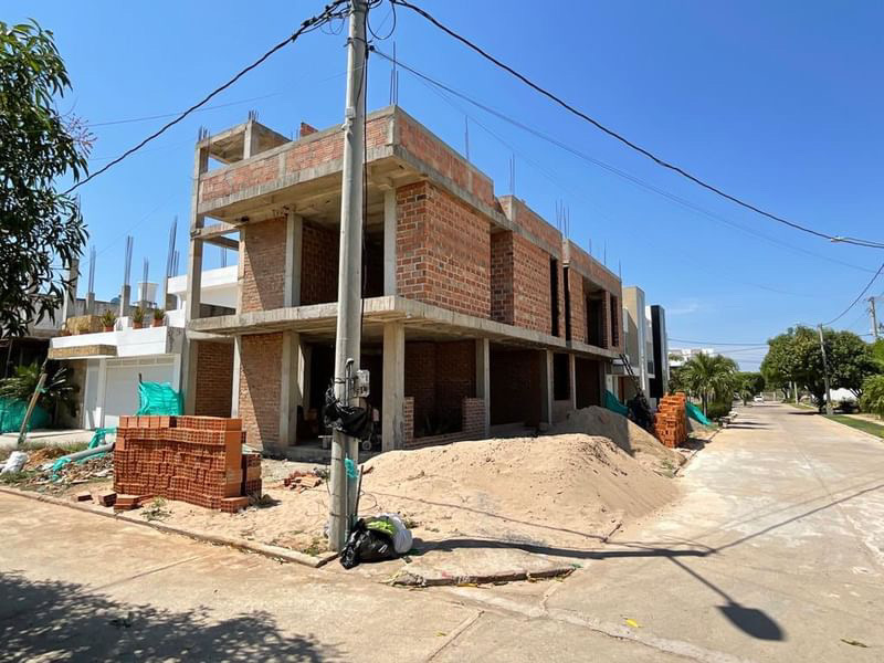 Construcción de vivienda en Valledupar con estructura arquitectónica en proceso