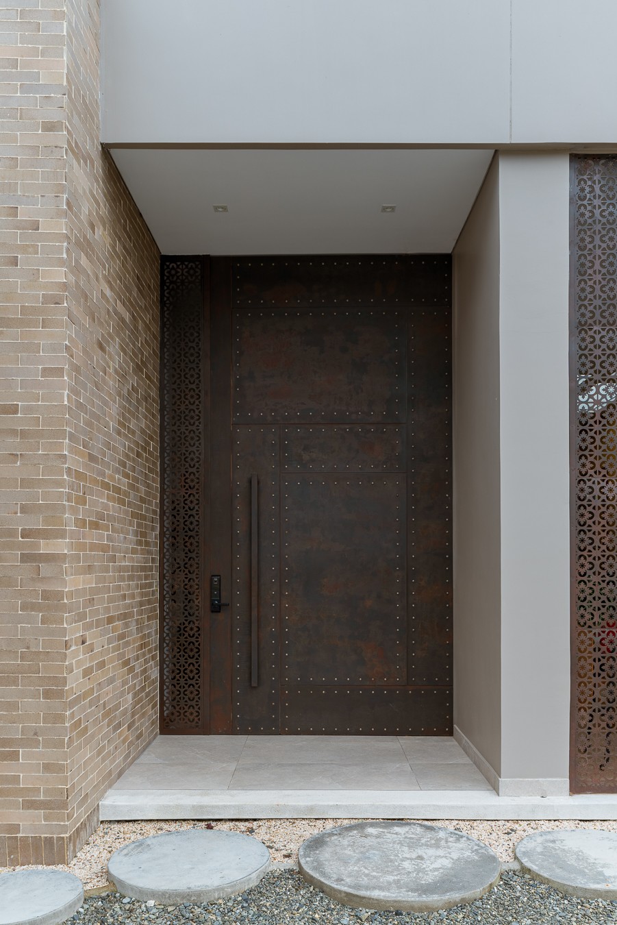 Acceso frontal en proyecto Posada Eslava de CSARMIENTO