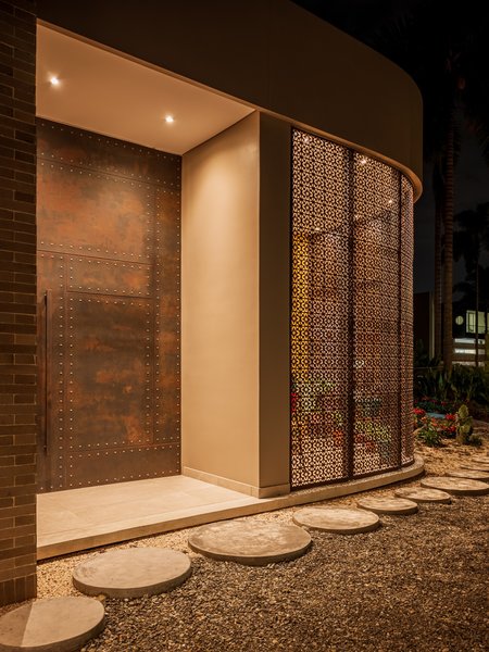 Acceso iluminado en proyecto Posada Eslava de CSARMIENTO