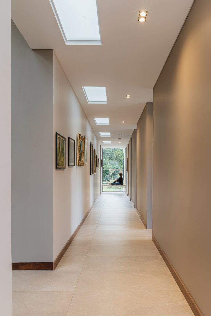 Pasillo interior con iluminación natural en proyecto Posada Eslava de CSARMIENTO