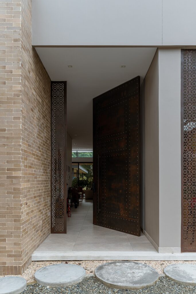 Puerta principal en proyecto Posada Eslava de CSARMIENTO