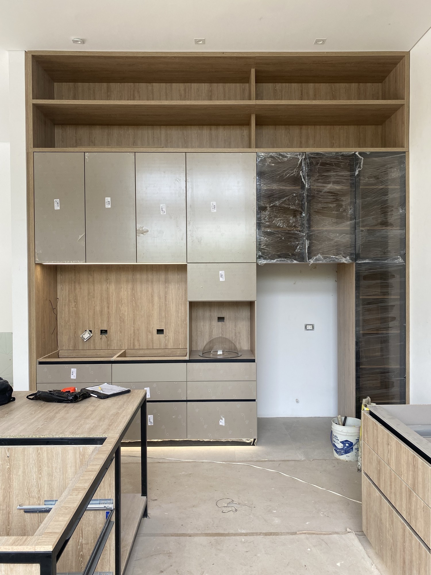 Cocina moderna con electrodomésticos integrados, mobiliario en madera y diseño continuo funcional