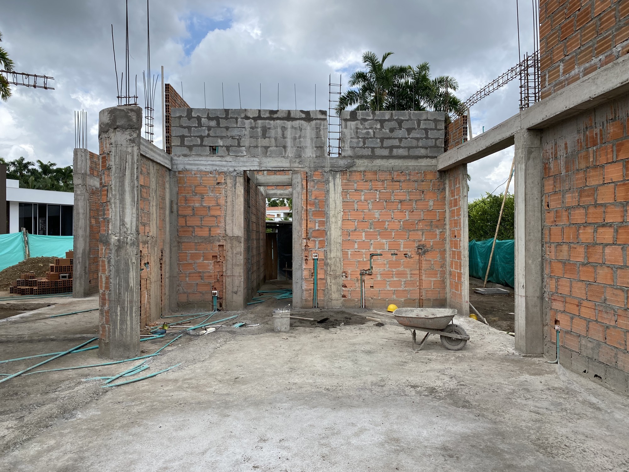 Vista del espacio de cocina en obra gris desde otro ángulo previo al diseño y remodelación arquitectónica