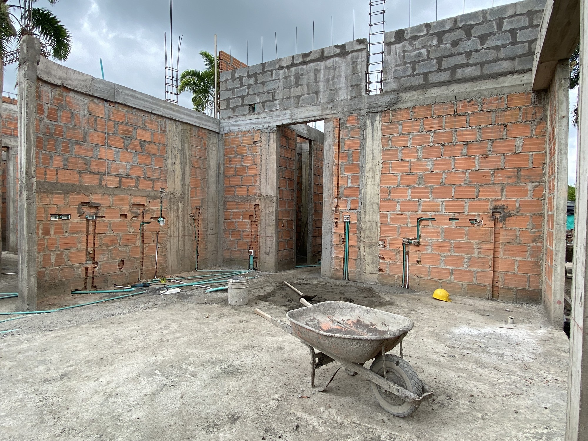 Estado inicial de cocina en obra gris antes de proceso de diseño y remodelación arquitectónica