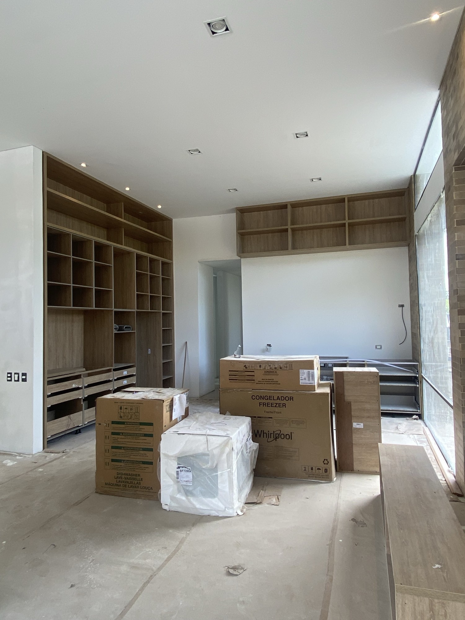 Detalle de cocina moderna con mobiliario en madera, iluminación cálida y acabados integrados de alta calidad