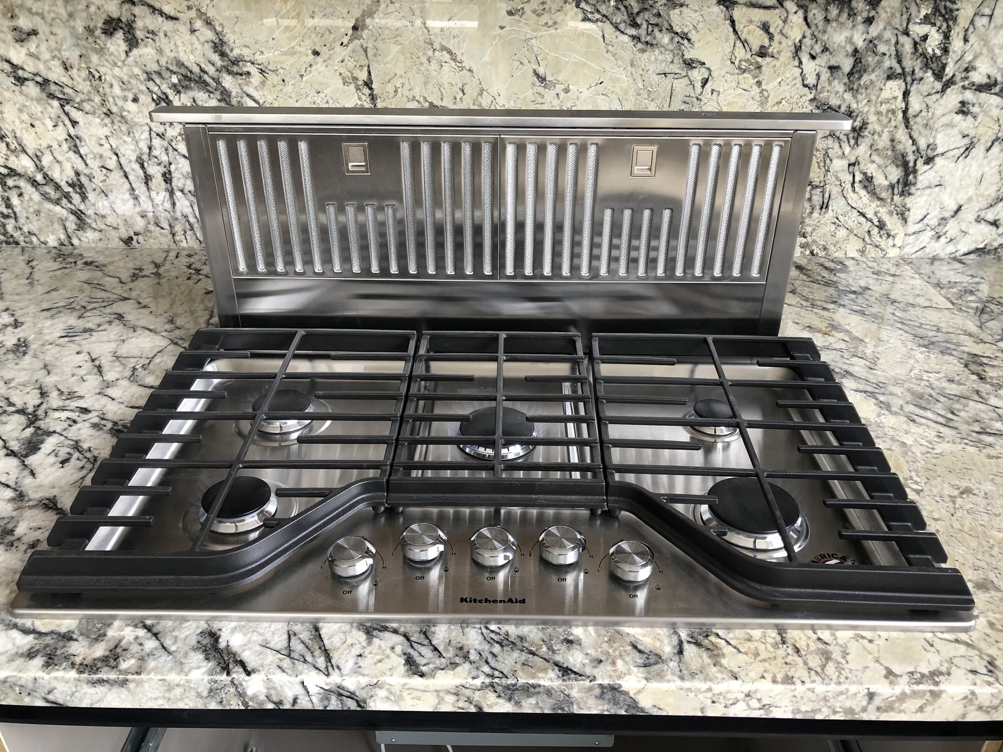 Detalle de estufa empotrada en cocina moderna con cubierta en piedra resistente al calor